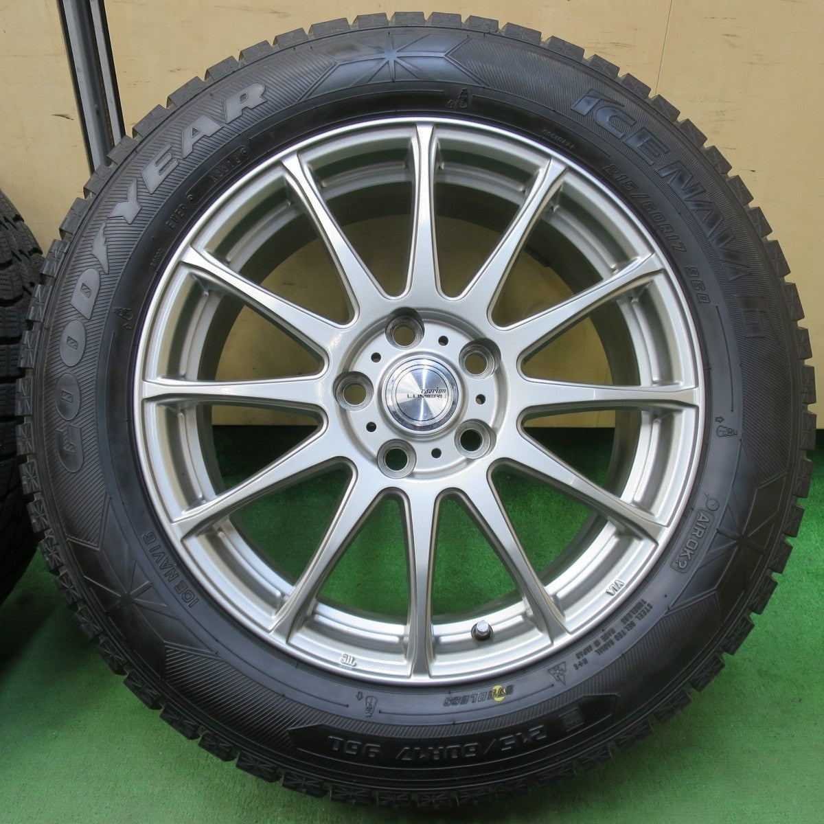バリ溝!キレイ!9.5分以上★スタッドレス 215/60R17 グッドイヤー アイスナビ6 ravrion LUMIERE ラブリオン 17インチ PCD114.3/5H★5032007イス