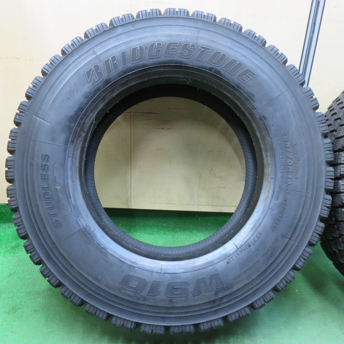 バリ溝!22年!9.5分★トラック タイヤ 265/70R19.5 140/138J スタッドレス ブリヂストン W910 19.5インチ★5021411イスタ