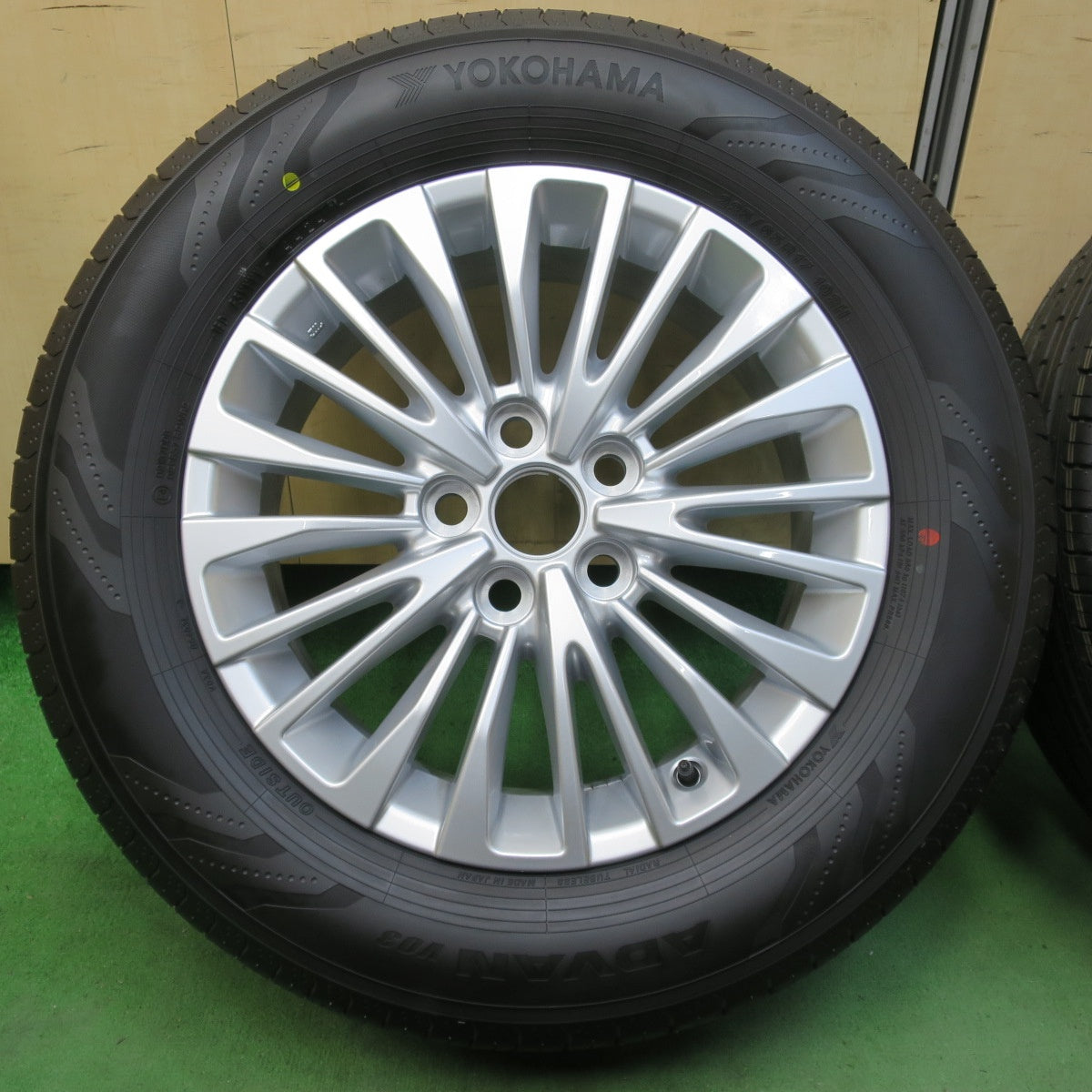 新車外し!24年★トヨタ 40系 アルファード ヴェルファイア 純正 225/65R17 ヨコハマ アドバン V03 17インチ PCD120/5H★5040901イノ