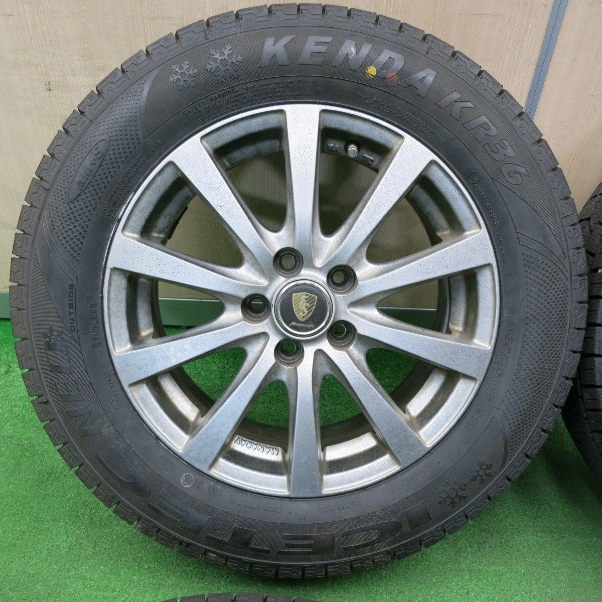 バリ溝!22年!9.5分以上★プリウス等 195/65R15 スタッドレス ケンダ KR36 アイステック ネオ MANARAY SPORT マナレイ 15インチ PCD100/5H★4121604TNス