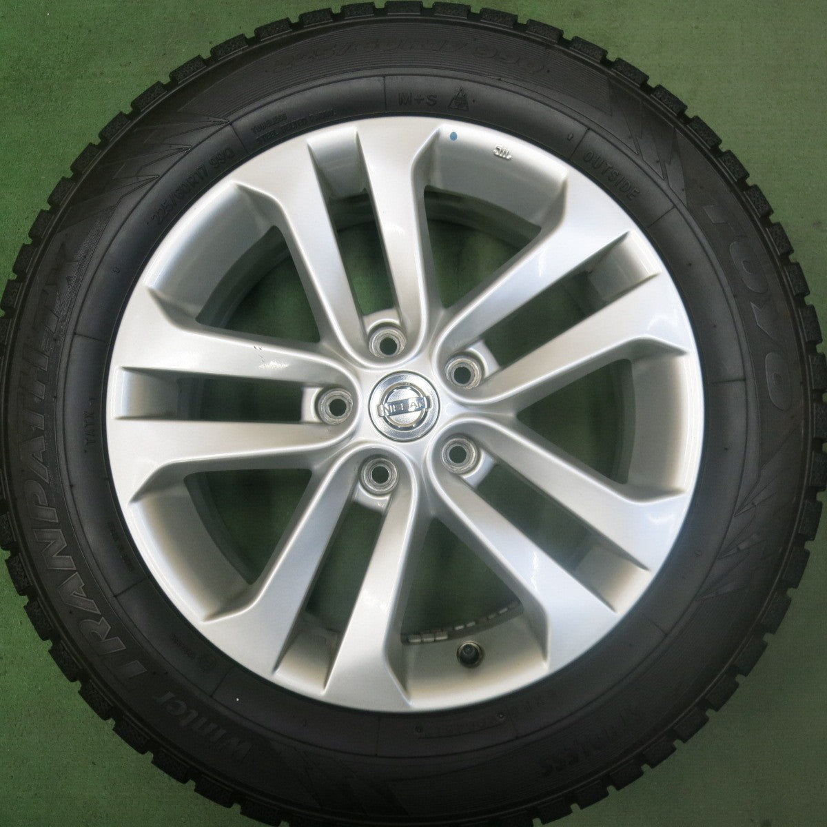 バリ溝!9.5分★日産 ジューク 純正 225/60R17 スタッドレス トーヨー ウインター トランパス TX 17インチ PCD114.3/5H★5110703SKス