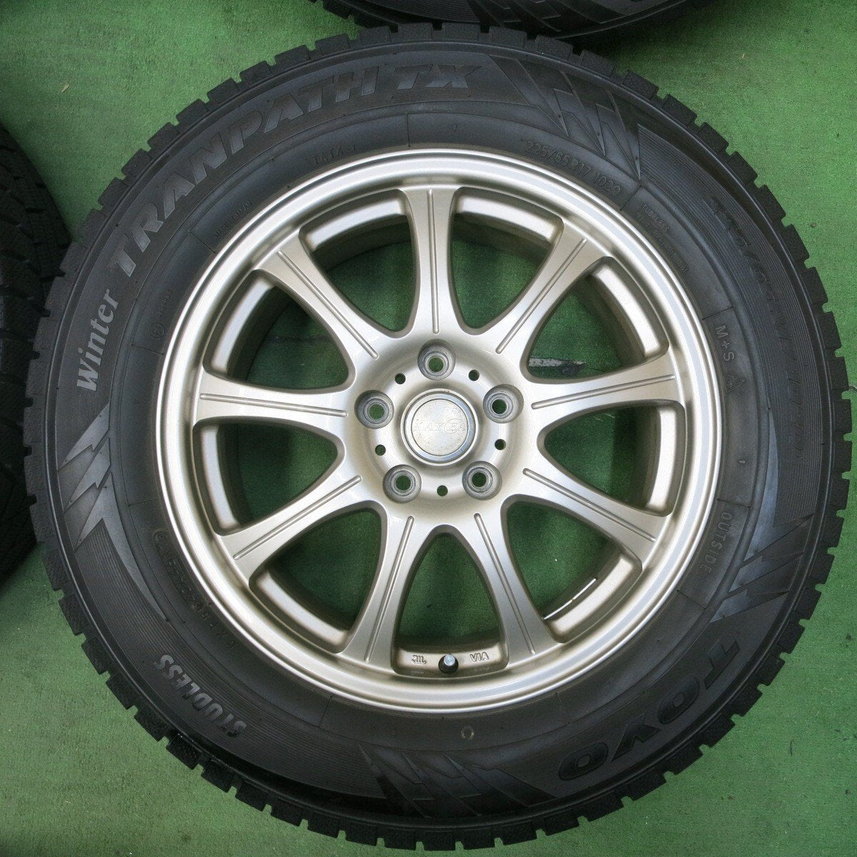 バリ溝!キレイ!9.5分★スタッドレス 225/65R17 トーヨー ウインター トランパス TX LAYCEA レイシア 17インチ PCD114.3/5H★4111904SYス