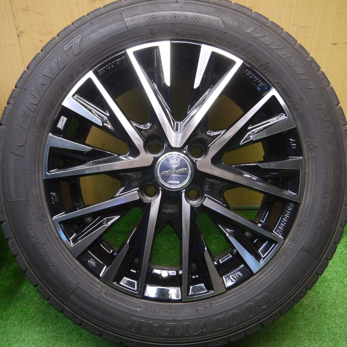 バリ溝!23年!キレイ!9分★SMACK レジーナ ENKEI AME 共豊 175/65R15 スタッドレス グッドイヤー アイスナビ7 スマック PCD100/4H★4112501Hス
