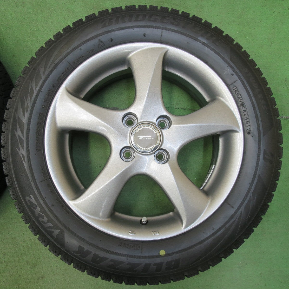 バリ溝!9分★スタッドレス 175/65R15 ブリヂストン ブリザック VRX2 TOPRUN トップラン 15インチ PCD100/4H★5092607イス