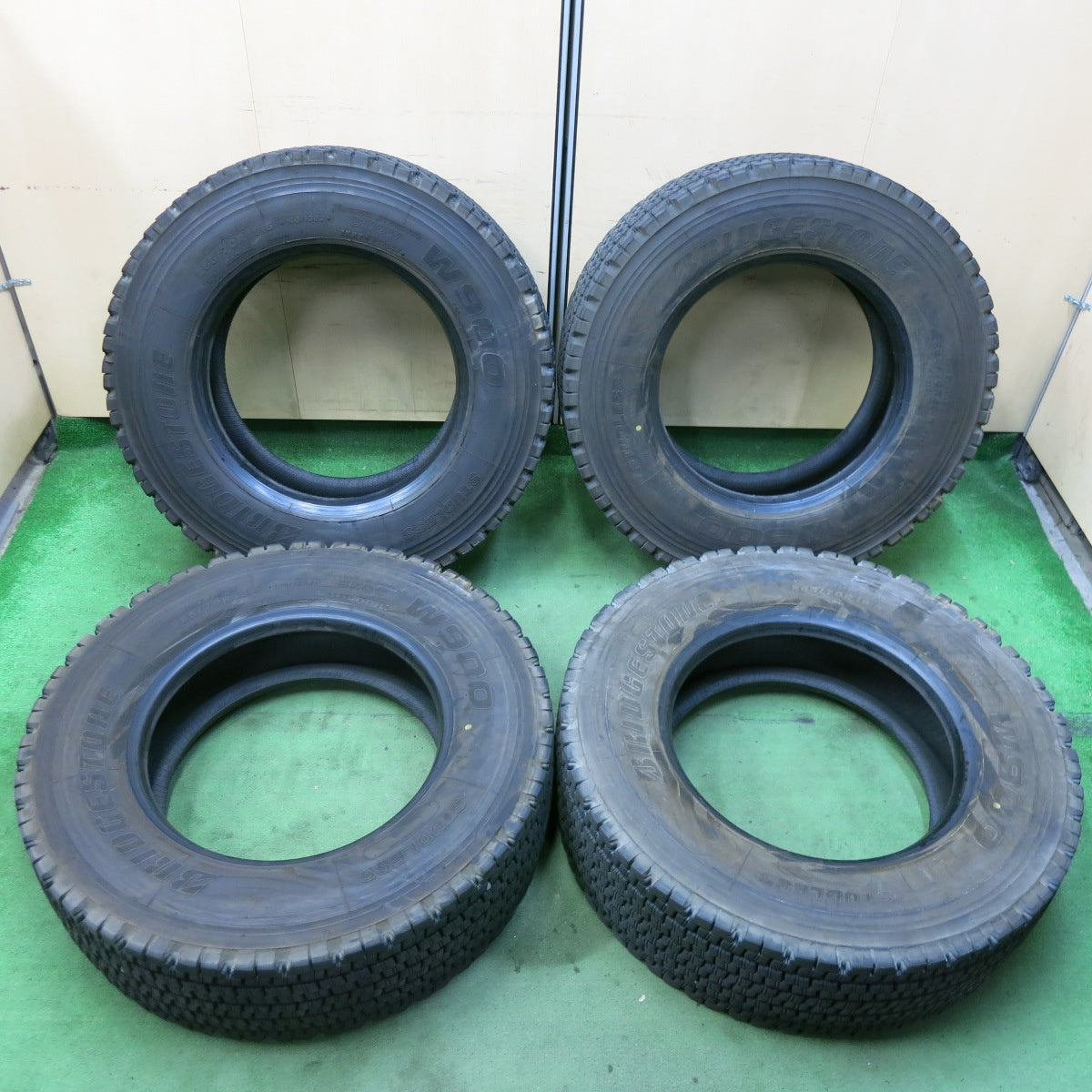バリ溝!24年!9分★トラック タイヤ 265/70R19.5 140/138J スタッドレス ブリヂストン W900 19.5インチ★5061903SYスタ