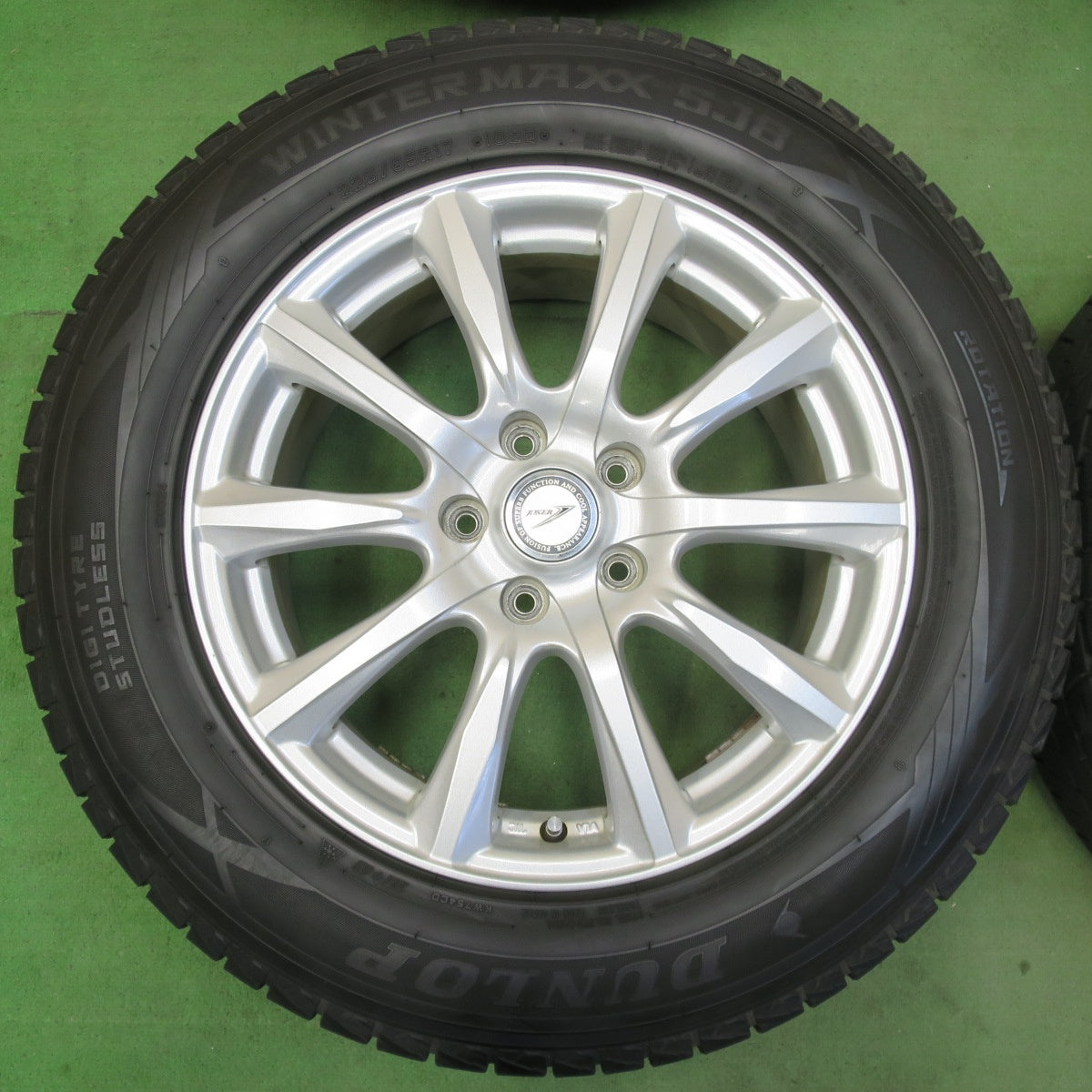バリ溝!キレイ!9.5分★スタッドレス 225/65R17 ダンロップ ウインターマックス SJ8 JOKER ジョーカー 17インチ PCD114.3/5H★5050805イス