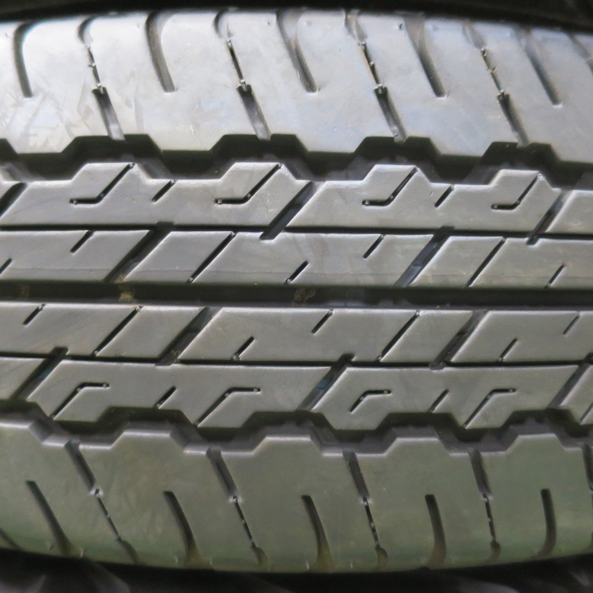 バリ溝!23年!8.5分★195/80R15 ダンロップ AT20 グラントレック タイヤ 15インチ ジムニー シエラ ハイエース 等★5072405イノタ
