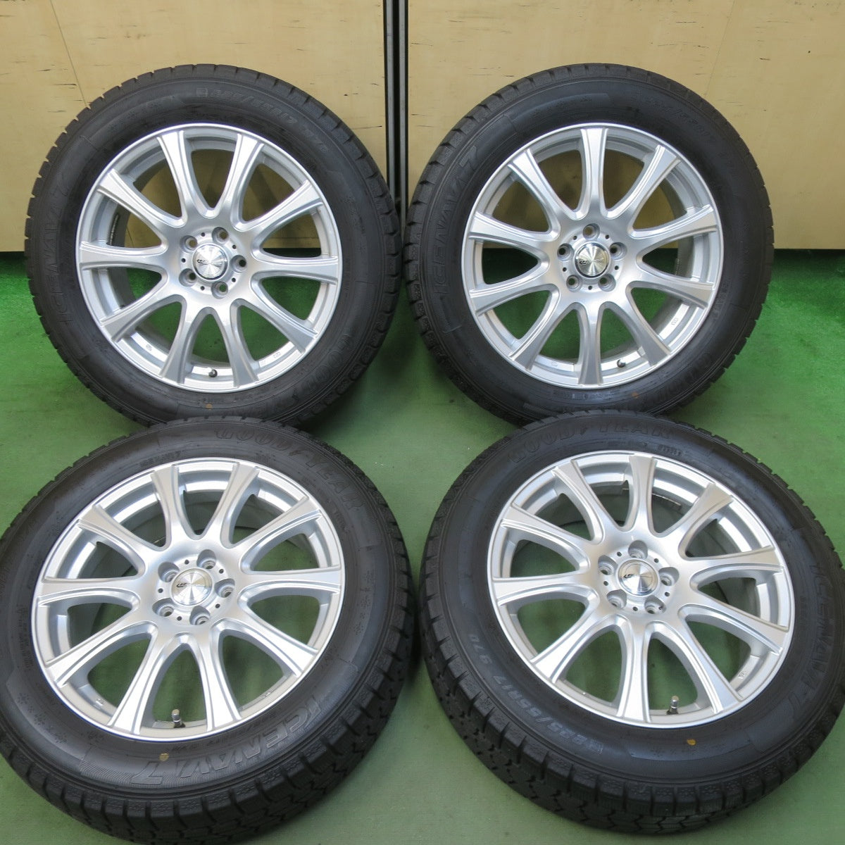 バリ溝！キレイ！9.5分☆XV 等 225/55R17 スタッドレス グッドイヤー