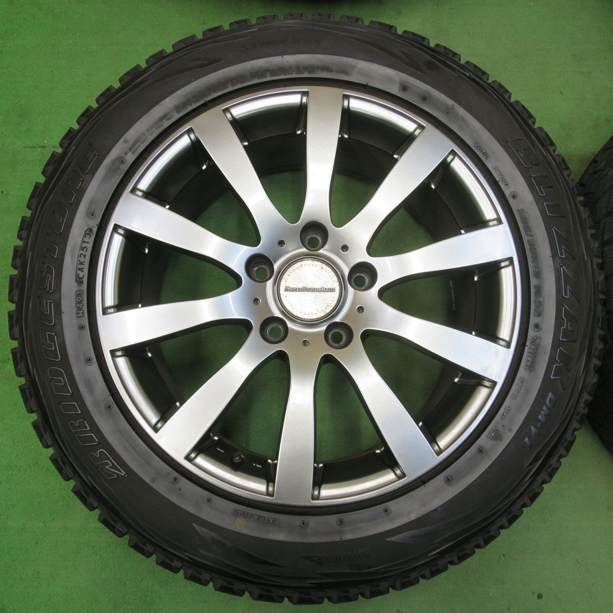 バリ溝!キレイ!8.5分★カイエン 等 EuroPremium 阿部商会 255/55R18 スタッドレス ブリヂストン ブリザック DM-V1 ユーロプレミアム PCD130/5H★5032701イス