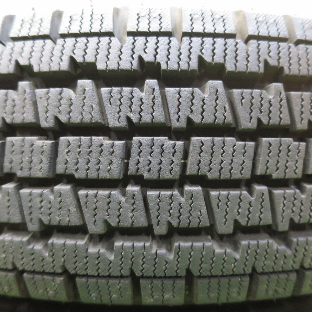 バリ溝!24年!9.5分以上★スタッドレス 145/80R12 80/78N ブリヂストン W300 TOPY スチール 12インチ PCD100/4H★5011304イス