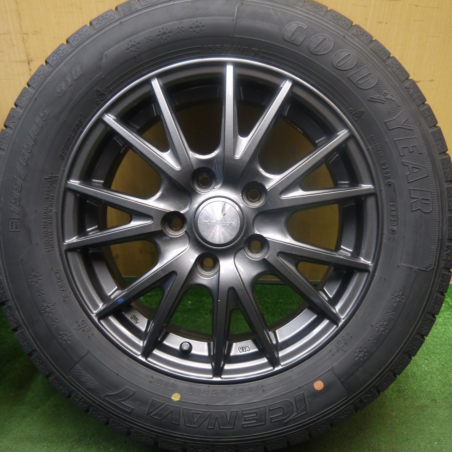 バリ溝!キレイ!8.5分★スタッドレス 195/65R15 グッドイヤー アイスナビ7 VELVA SPORT ヴェルヴァ 15インチ PCD114.3/5H★5092403Hス