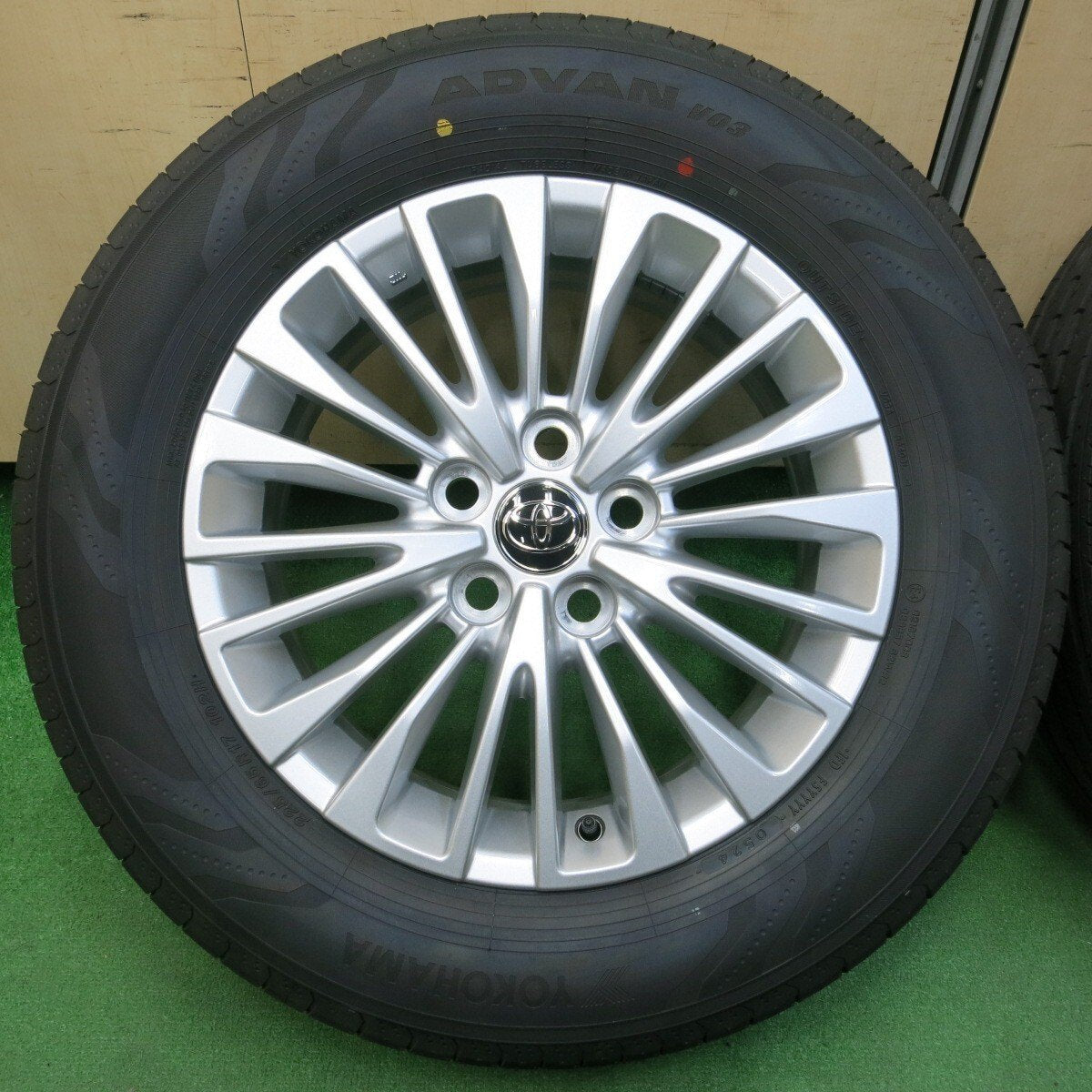 新車外し!24年★トヨタ 40系 ヴェルファイア アルファード 純正 225/65R17 ヨコハマ アドバン V03 PCD120/5H★4041806イノ