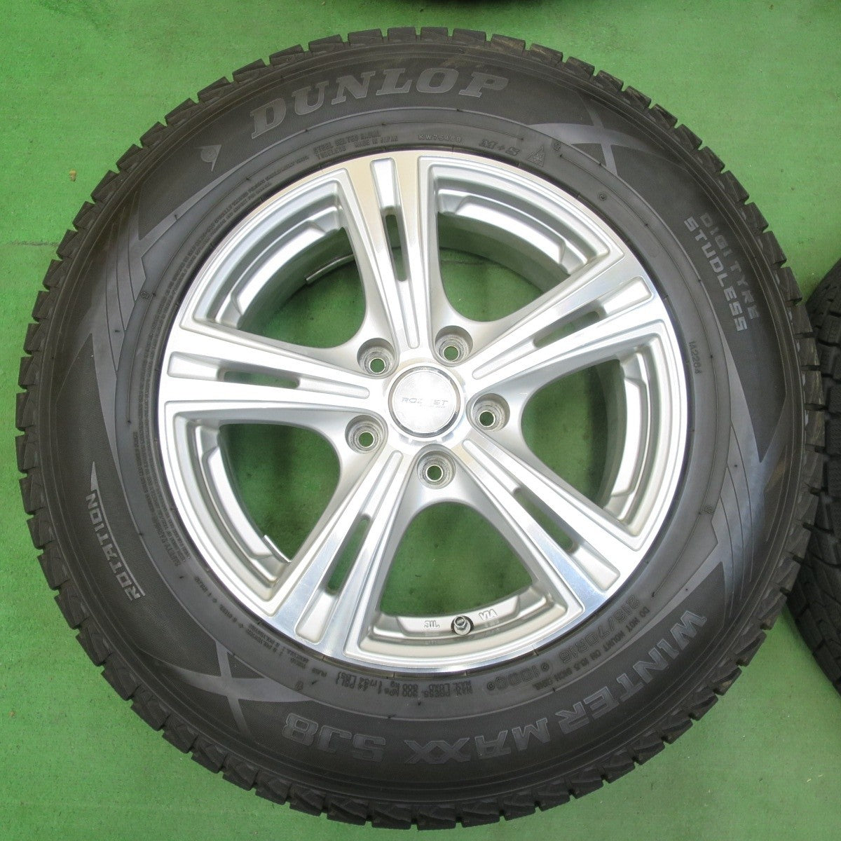 バリ溝!9.5分★スタッドレス 215/70R16 ダンロップ ウインターマックス SJ8 ROZEST ローゼスト 16インチ PCD114.3/5H★5030603イス