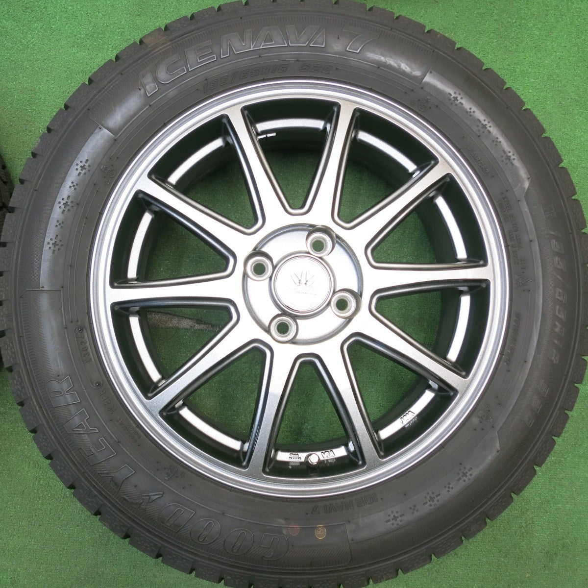 バリ溝!24年!キレイ!9.5分以上★LOXARNY SPORT 195/65R16 スタッドレス グッドイヤー アイスナビ7 ロクサーニ スポーツ 16インチ PCD100/4H★5042703HAス