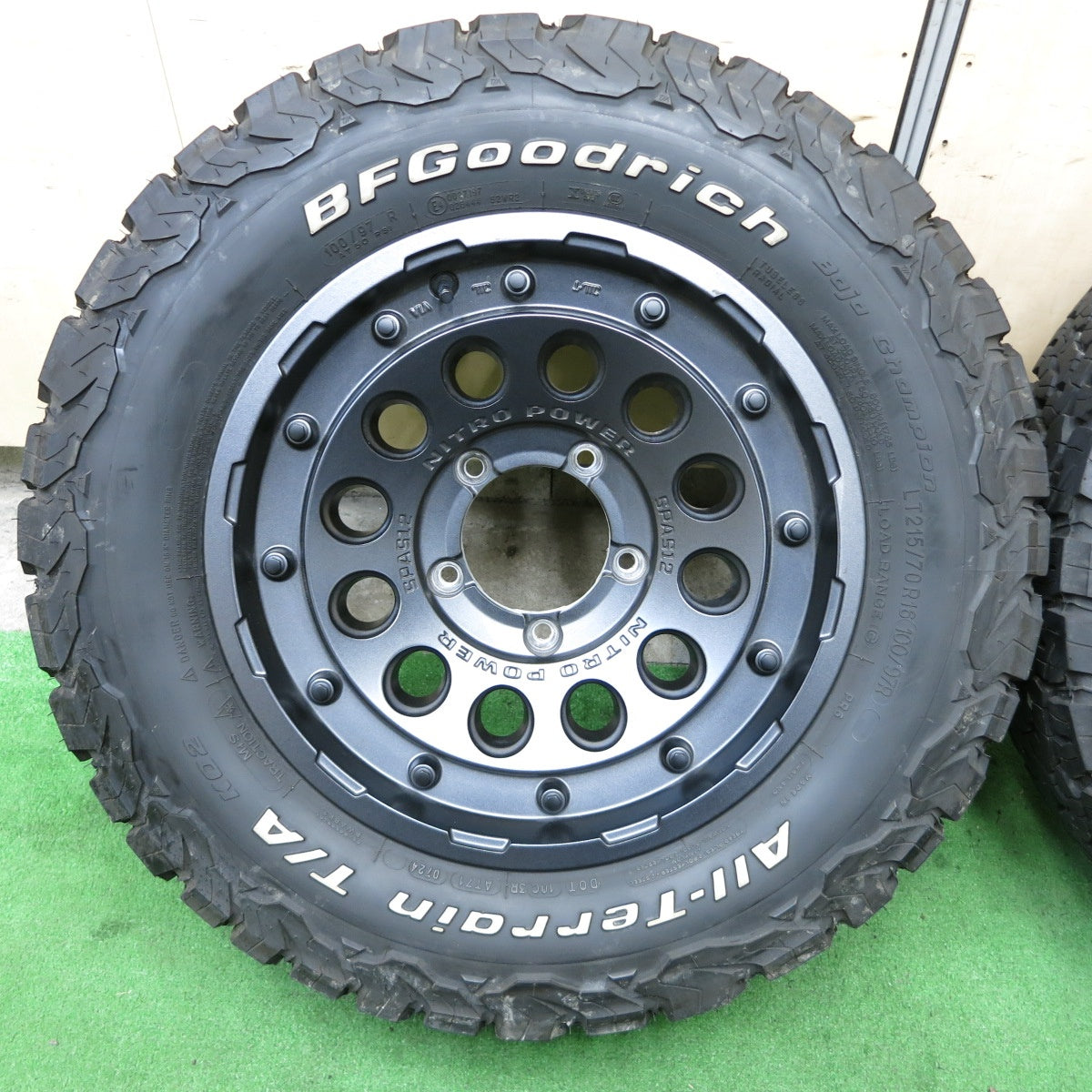 バリ溝!24年!キレイ!9.5分★NITRO POWER SPAS12 H12 SHOTGUN 215/70R16 BFグッドリッチ All-Terrain T/A KO2 16インチ ナイトロパワー PCD139.7/5H★5090501ナノ