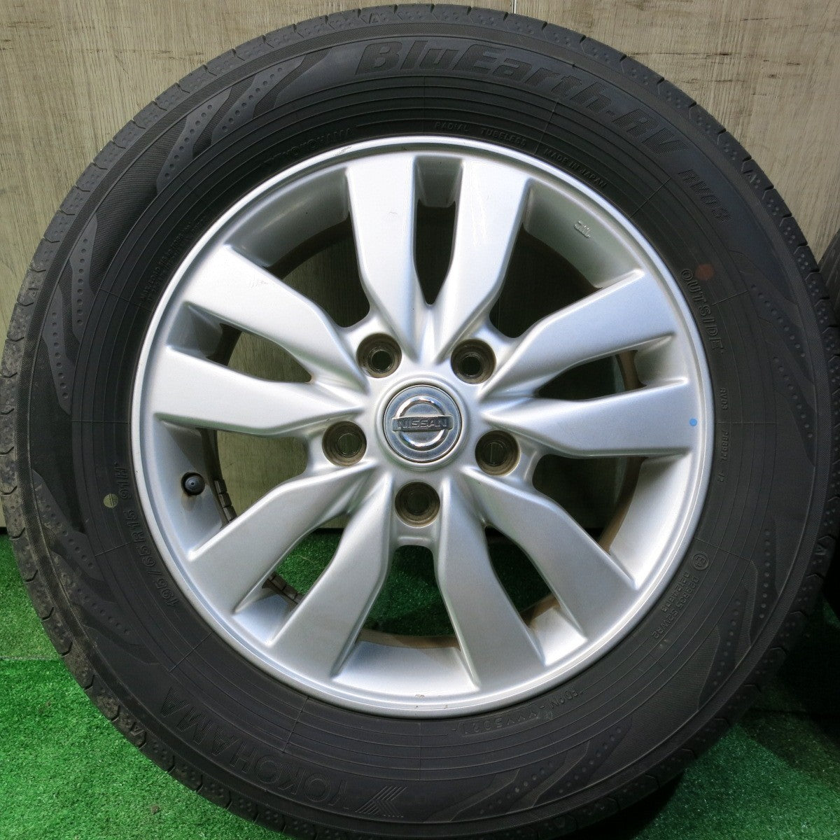 バリ溝!21年!9.5分★日産 セレナ 純正 195/65R15 ヨコハマ BluEarth-RV RV03 15インチ ブルーアース PCD114.3/5H★5062704HAノ
