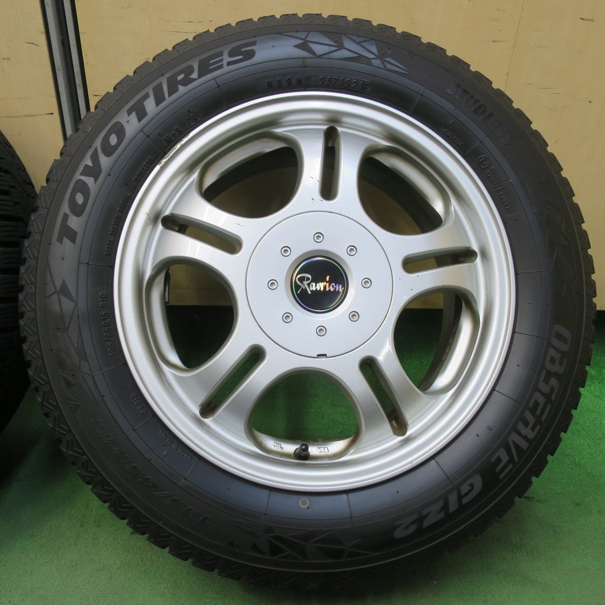 バリ溝!21年!8.5分★スタッドレス 195/65R15 トーヨー オブザーブ GIZ2 Ravrion ラブリオン 15インチ PCD100 114.3/5H マルチ★5111507イス