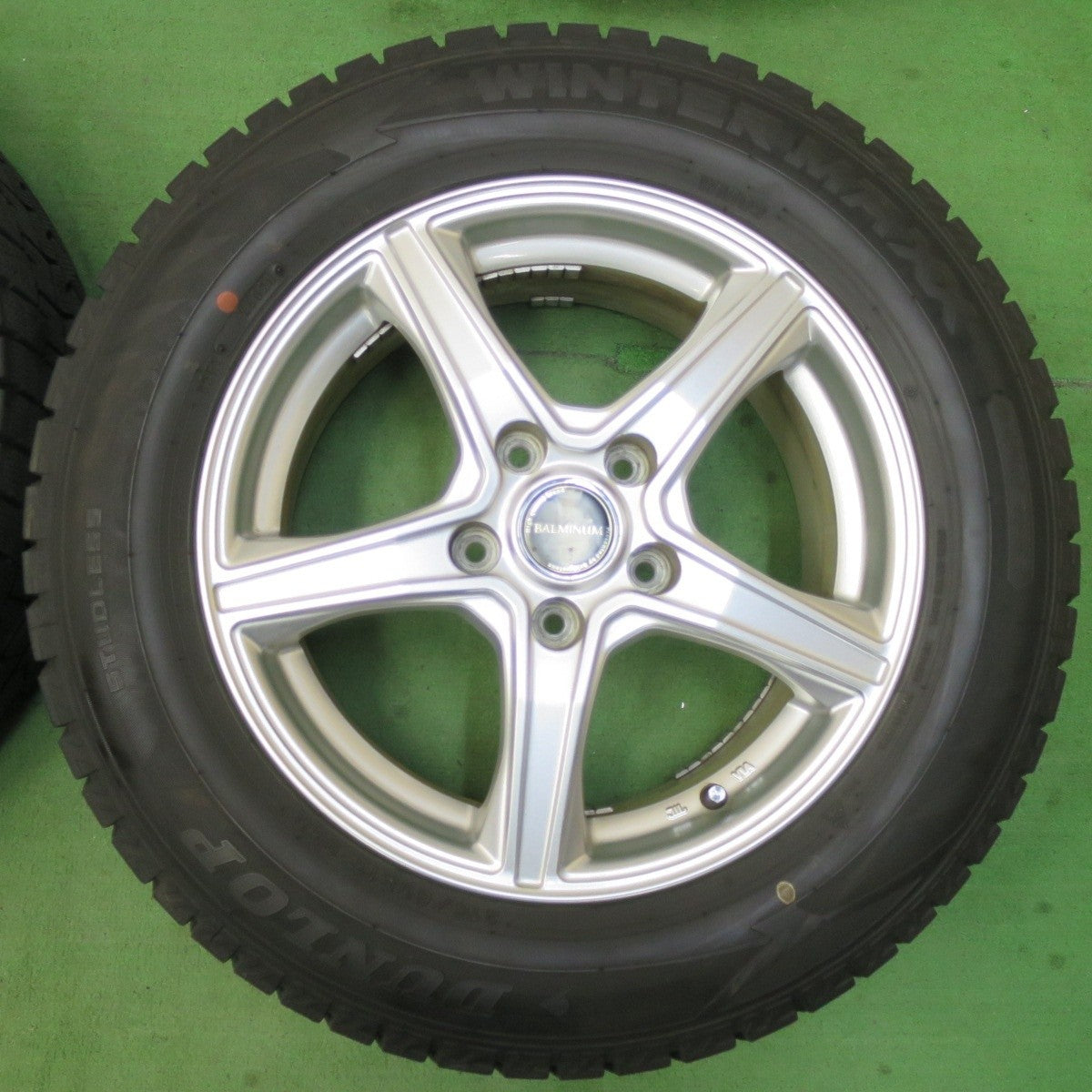 バリ溝!キレイ!9.5分★スタッドレス 215/60R16 ダンロップ ウインターマックス WM02 BALMINUM バルミナ 16インチ PCD114.3/5H★5031303イス