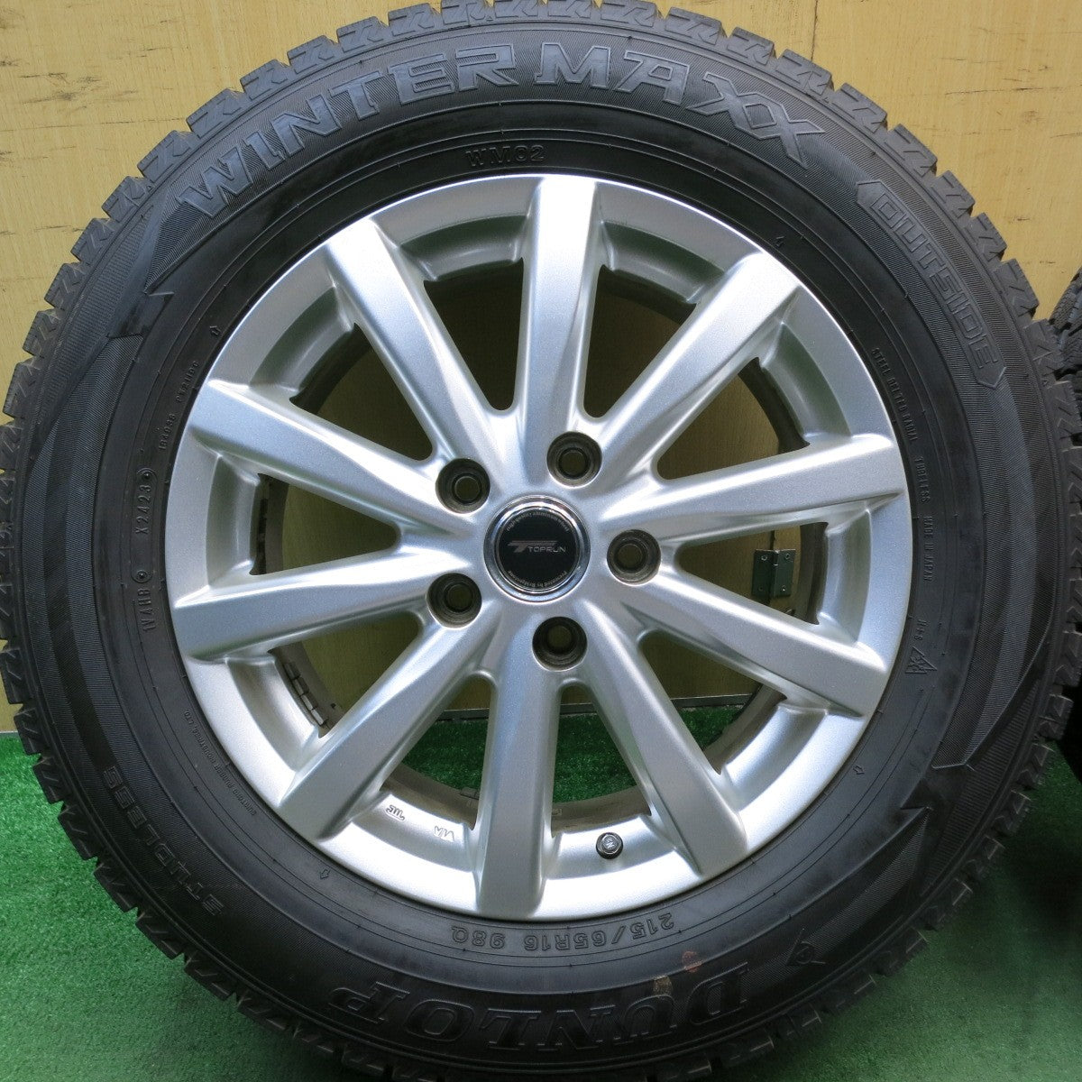 バリ溝!23年!キレイ!9.5分★スタッドレス 215/65R16 ダンロップ ウインターマックス WM02 TOPRUN トップラン 16インチ PCD114.3/5H★5090403HAス