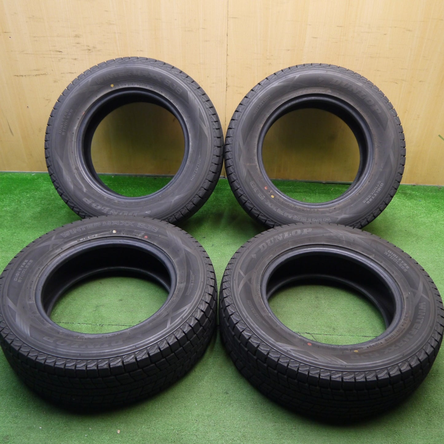 バリ溝!21年!9分★スタッドレス 215/70R16 ダンロップ ウインターマックス SJ8 SJ8+ タイヤ 16インチ アウトランダー デリカ D:5 等★5051208Hスタ