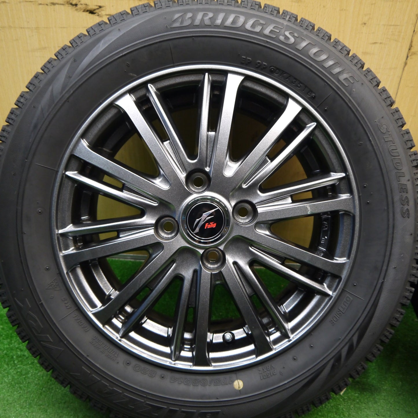 バリ溝!キレイ!ほぼ10分★スタッドレス 175/65R14 ブリヂストン ブリザック VRX Fang ファング 14インチ PCD100/4H★5042204Hス