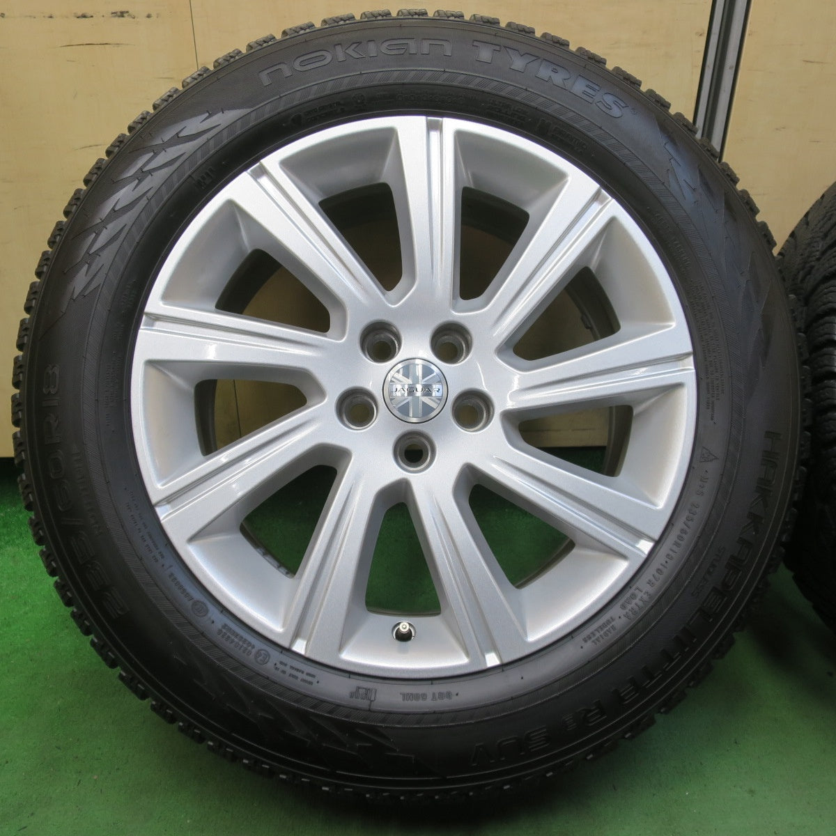 バリ溝!キレイ!9.5分★ジャガー E-PACE 純正 235/60R18 スタッドレス ノキアン ハッカペリッタ R3 SUV Eペース Eペイス 18インチ PCD108/5H★5042910イス
