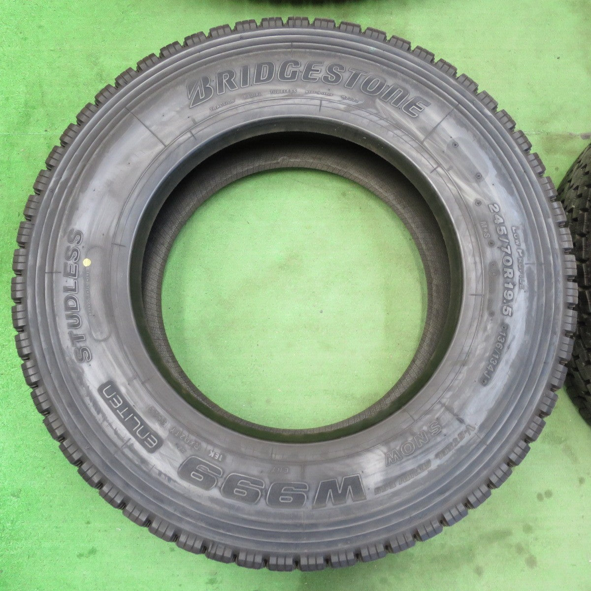 未使用!23年★トラック タイヤ 245/70R19.5 136/134J スタッドレス ブリヂストン W999 19.5インチ★5041215イスタ