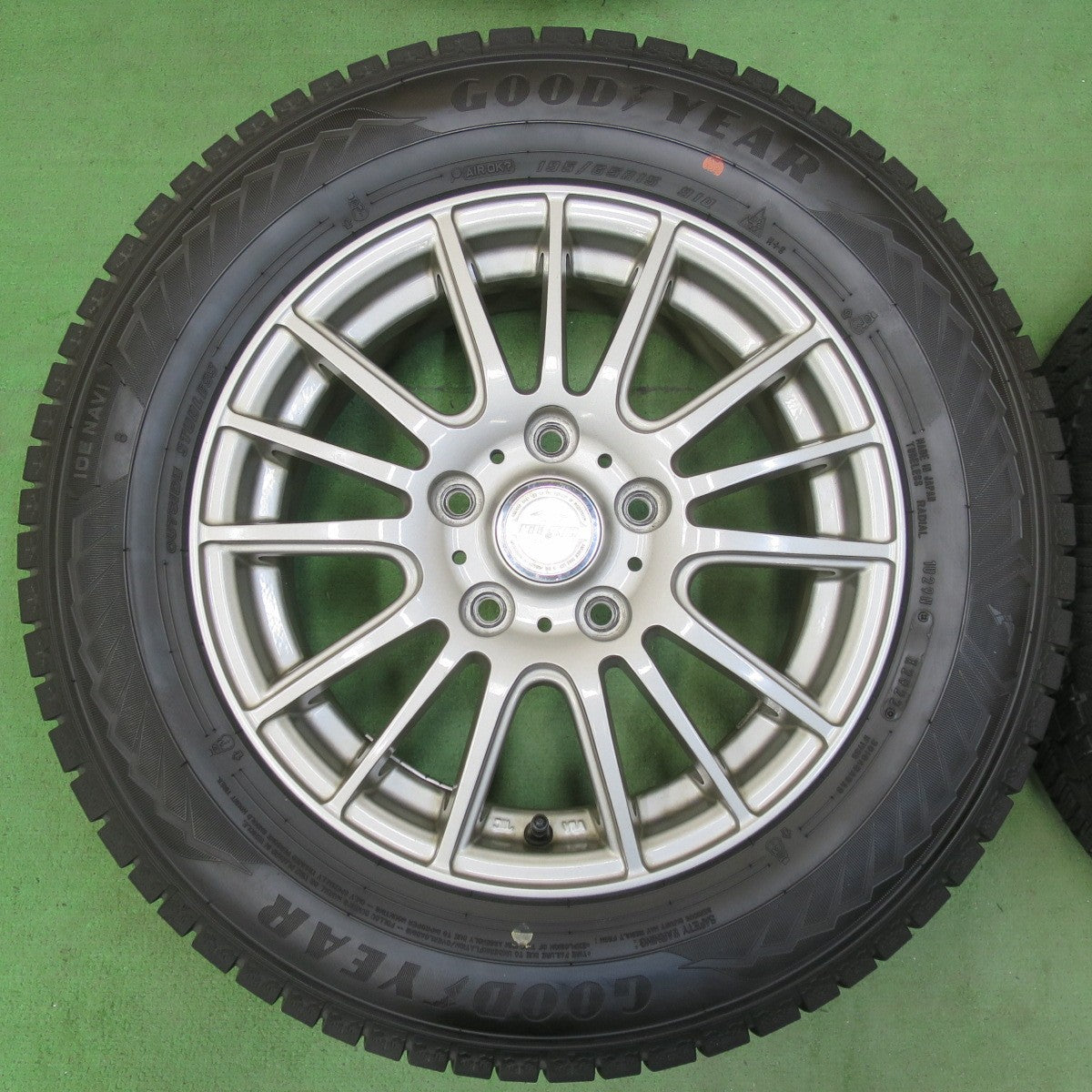 バリ溝!22年!キレイ!9.5分★スタッドレス 195/65R15 グッドイヤー アイスナビ8 ravrion selzer ラブリオン 15インチ PCD114.3/5H★5050211イス