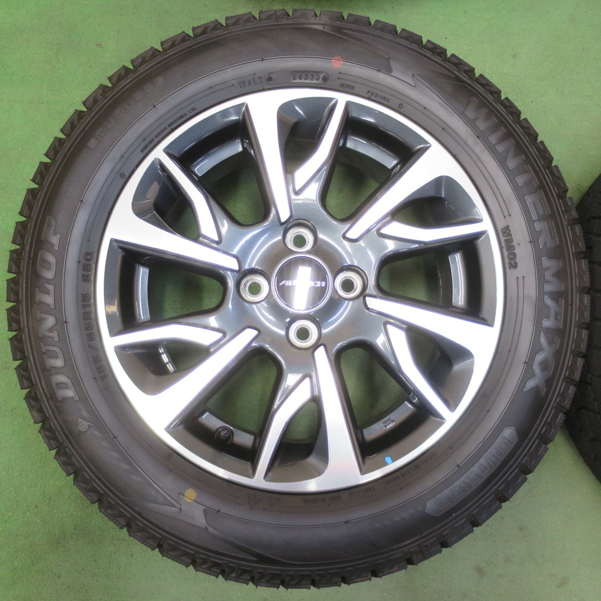 バリ溝!23年!キレイ!ほぼ10分★日産 ノート e-POWER AUTECH 純正 185/65R15 スタッドレス ダンロップ ウインターマックス WM02 オーテック 15インチ PCD100/4H★5092312イス