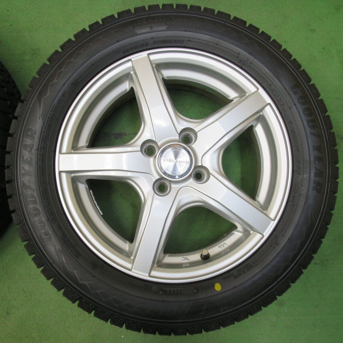 未使用 23年!キレイ★スタッドレス 185/60R15 グッドイヤー アイスナビ8 VIOLENTO ヴィオレント 15インチ PCD100/4H★5032707イス