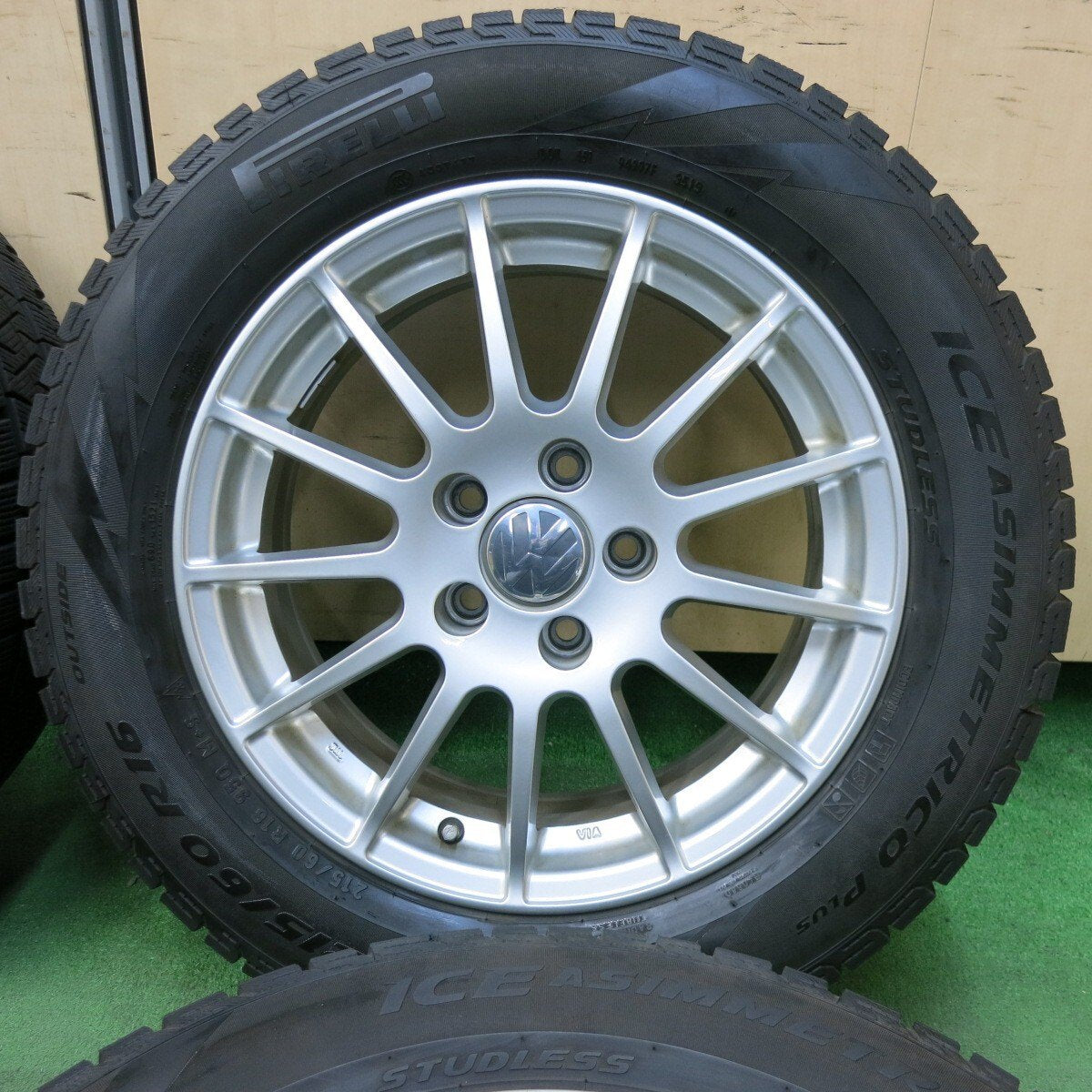 キレイ★ワーゲン 等 IRVINE F01 215/60R16 スタッドレス ピレリ アイスアシンメトリコ プラス アーヴィン 16インチ PCD112/5H★4122504SYス
