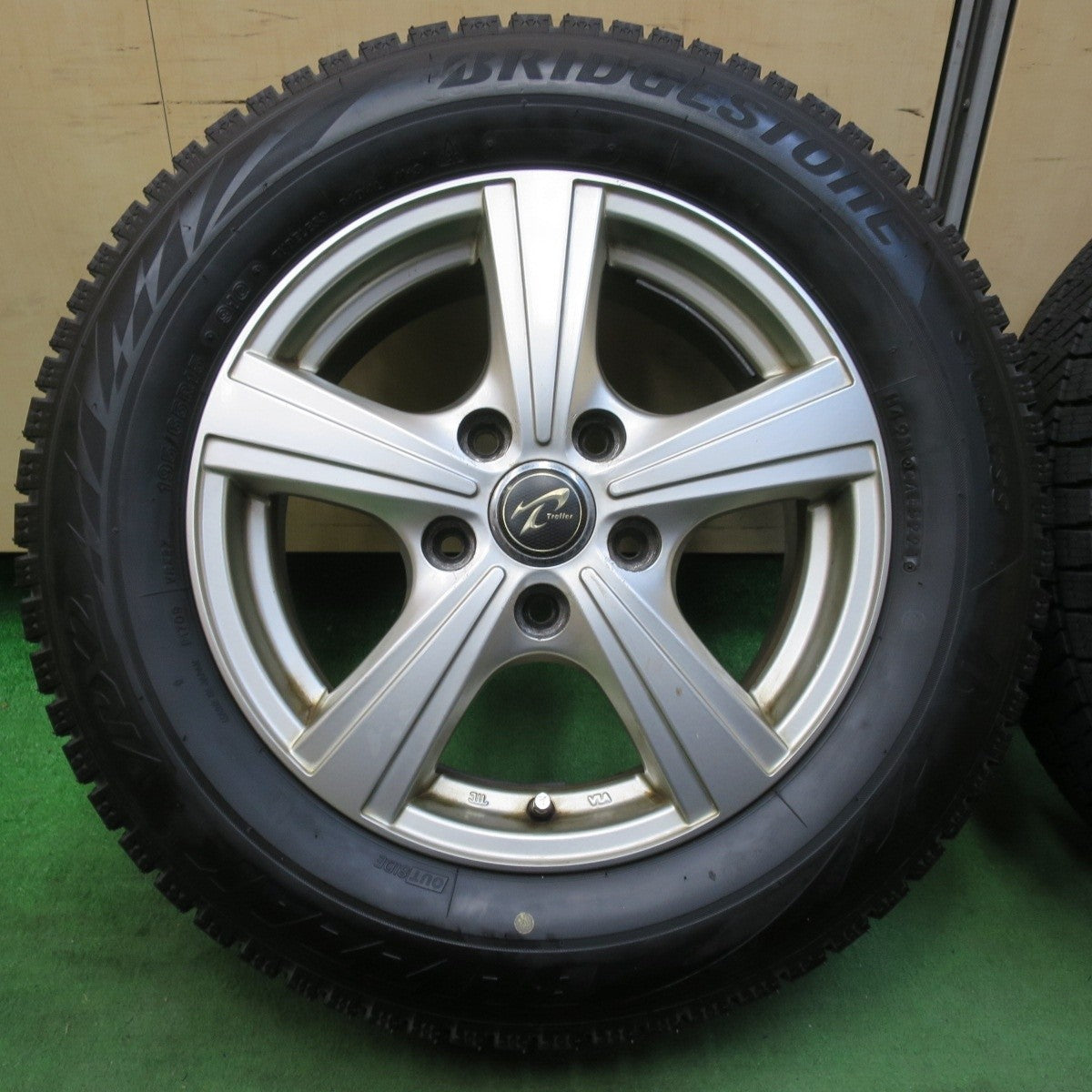 バリ溝!21年!9.5分以上★スタッドレス 195/65R15 ブリヂストン ブリザック VRX2 Treffer トレファー 15インチ PCD114.3/5H★5022704イス