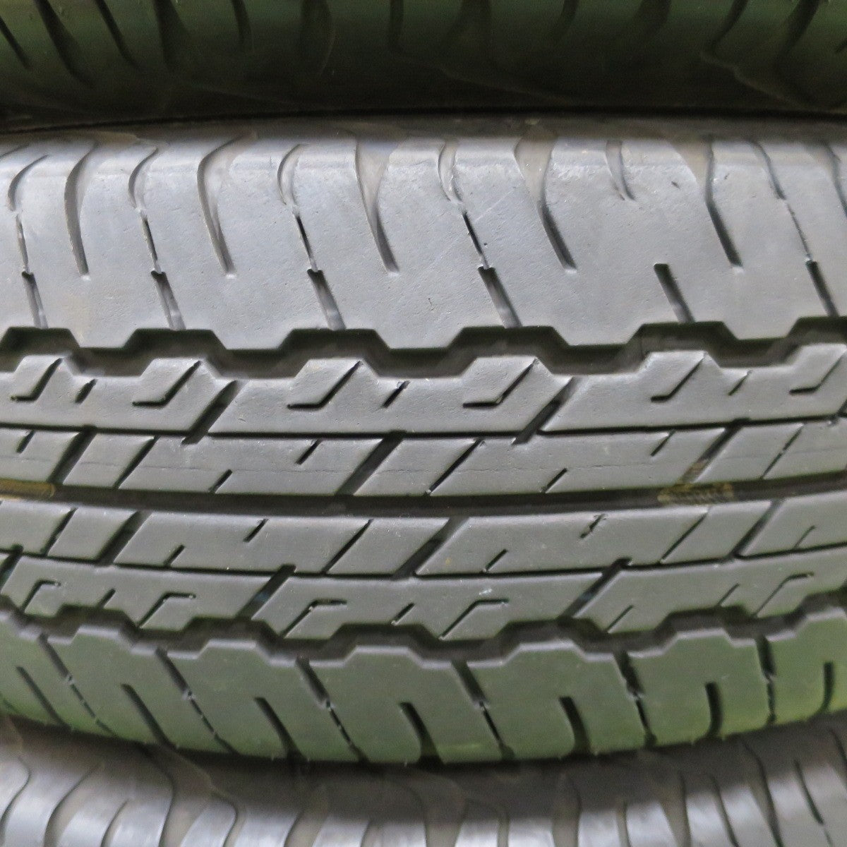 バリ溝!24年!8.5分★195/80R15 ダンロップ グラントレック AT20 タイヤ 15インチ ジムニー シエラ 等★6021601NGノタ
