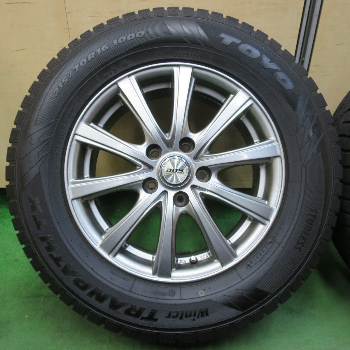 バリ溝!キレイ!9.5分★スタッドレス 215/70R16 トーヨー ウインター トランパス TX D.O.S. DOS 16インチ PCD114.3/5H★5031701イス