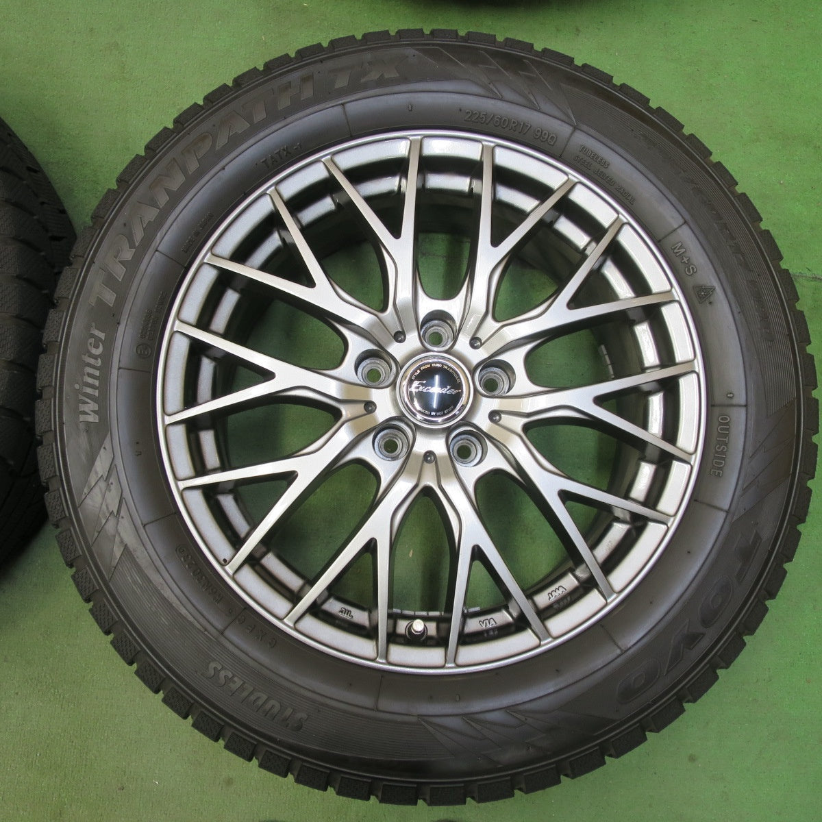 バリ溝!23年!キレイ!9.5分★スタッドレス 225/60R17 トーヨー ウインター トランパス TX Exceeder エクシーダー 17インチ PCD114.3/5H★5093010イス