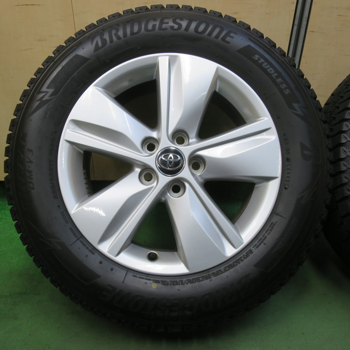 バリ溝!22年!キレイ!9.5分★トヨタ 60系 ハリアー 純正 225/65R17 スタッドレス ブリヂストン ブリザック DM-V3 17インチ PCD114.3/5H★5103018イス