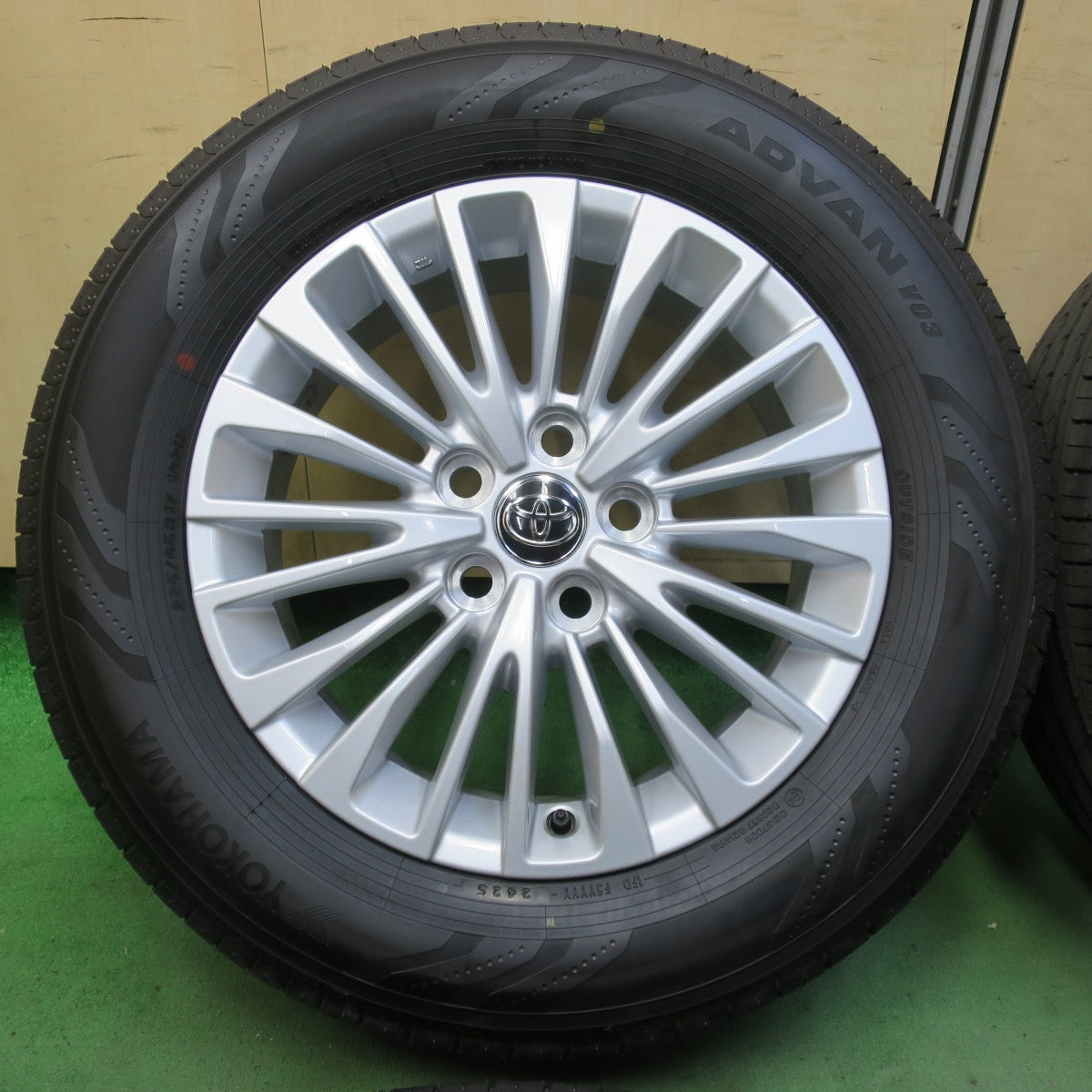 新車外し!25年★トヨタ 40系 アルファード ヴェルファイア 純正 225/65R17 ヨコハマ アドバン V03 17インチ PCD120/5H★5090104イノ