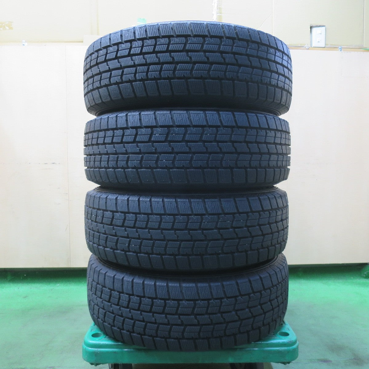 バリ溝!24年!キレイ!ほぼ10分★プリウス 等 195/65R15 スタッドレス グッドイヤー アイスナビ7 ravrion P3 ラブリオン 15インチ PCD100/5H★5122705イス