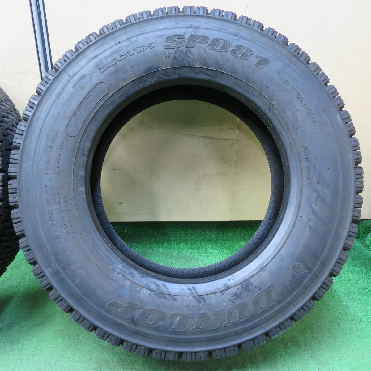 ほぼ未使用 20年★トラック タイヤ 245/70R19.5 136/134J スタッドレス ダンロップ デクテス SP081 19.5インチ★4102107イスタ