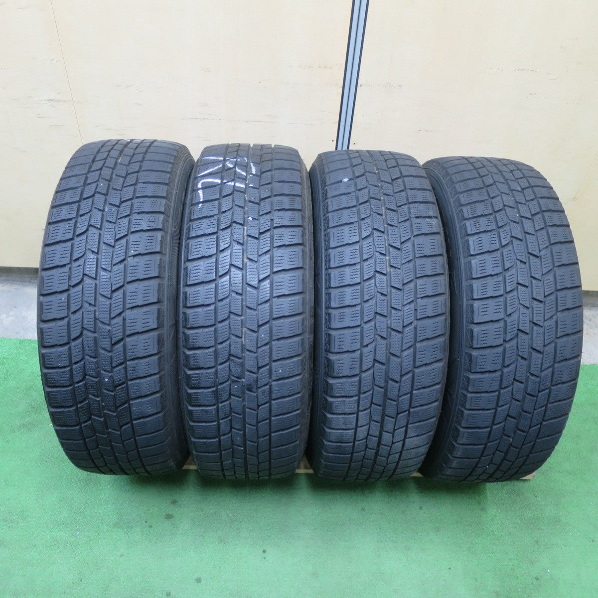 バリ溝!キレイ!8.5分★スタッドレス 215/60R17 グッドイヤー アイスナビ6 ravrion Selzer ラブリオン 17インチ PCD114.3/5H★5052003TTス