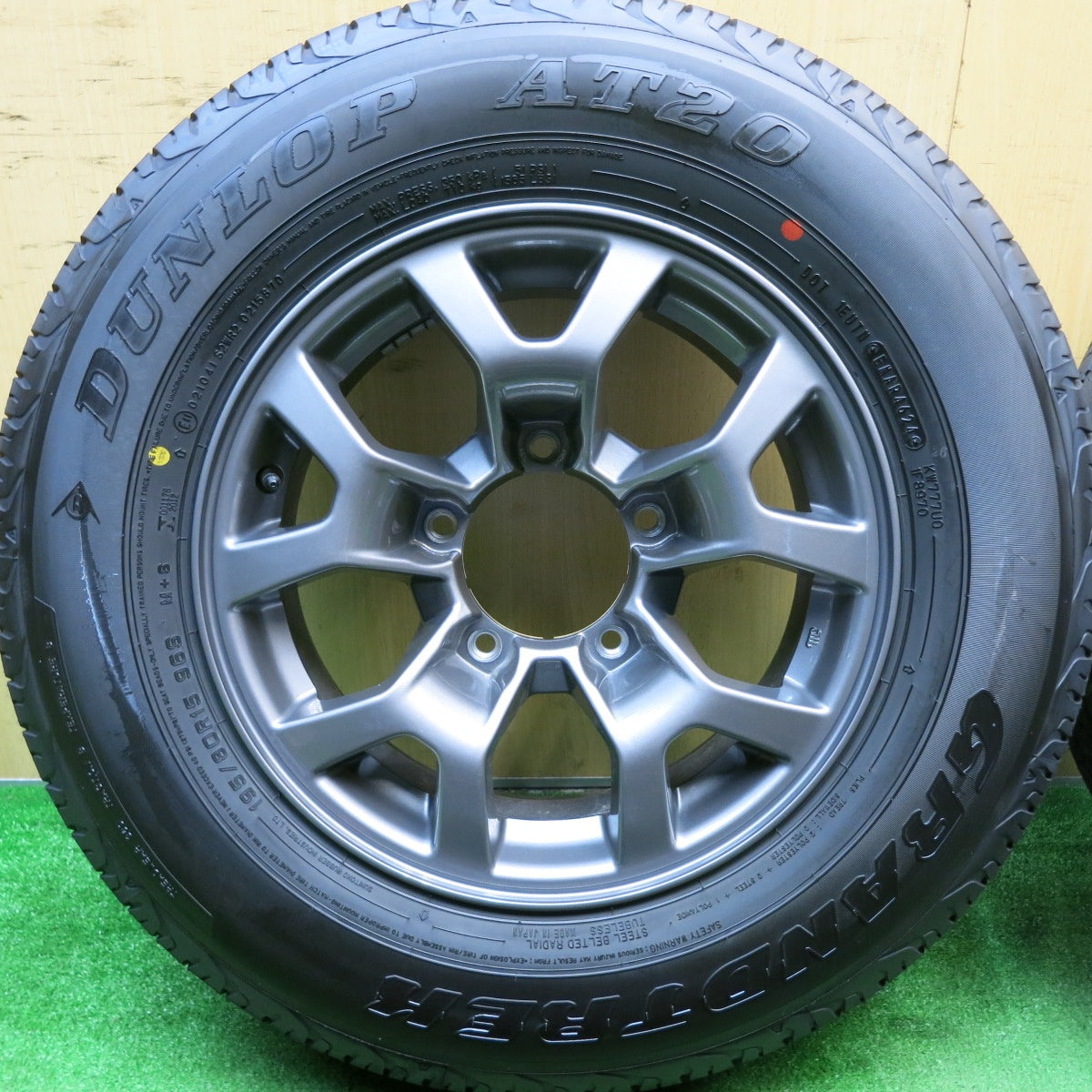 新車外し!24年★スズキ JB74 W ジムニー シエラ 純正 195/80R15 ダンロップ AT20 グラントレック 15インチ PCD139.7/5H★5051801HAノ