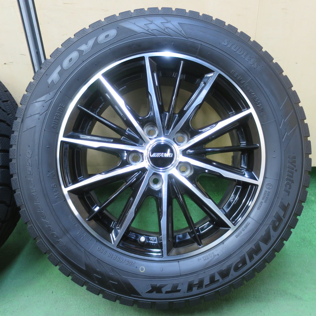 バリ溝!23年!キレイ!ほぼ10分★スタッドレス 205/65R16 トーヨー ウインター トランパス TX AMD G-Line SP 16インチ PCD114.3/5H★5092307イス