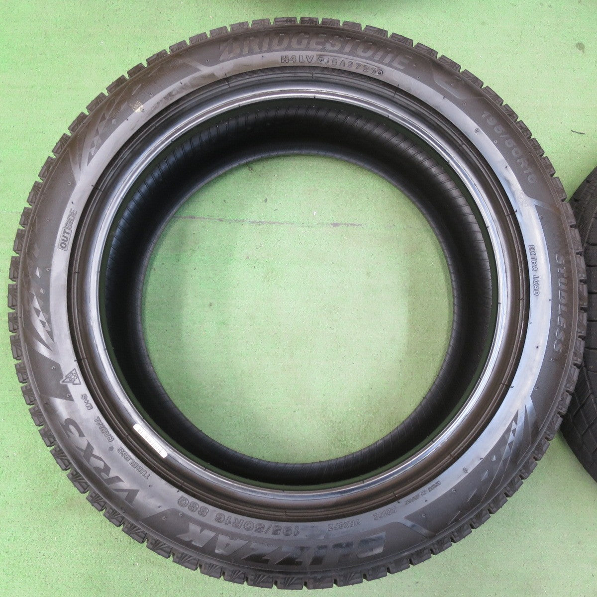 バリ溝!23年!9.5分以上★スタッドレス 195/50R16 ブリヂストン ブリザック VRX3 タイヤ 16インチ ロードスター スイフト 等★5051712イスタ