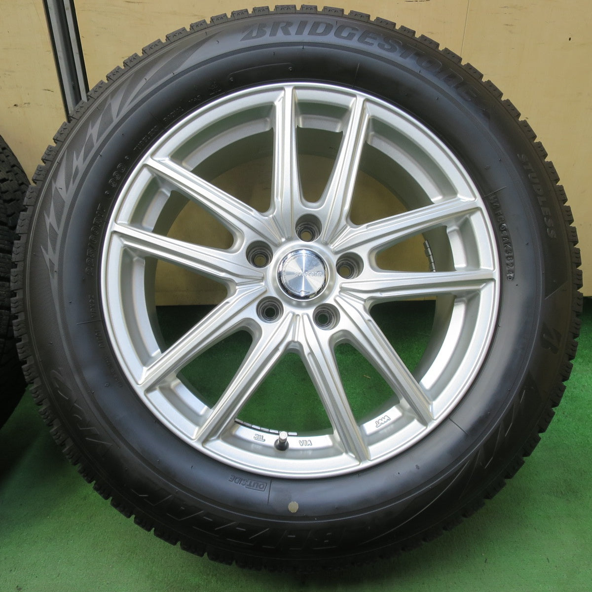 バリ溝!24年!キレイ!ほぼ10分★スタッドレス 225/60R17 ブリヂストン ブリザック VRX2 ECO FORME エコフォルム 17インチ PCD114.3/5H★5090902イス
