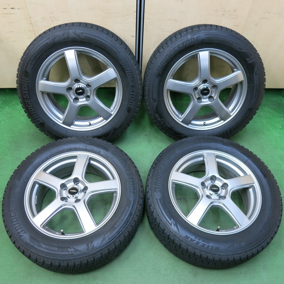 バリ溝!キレイ!9分★スタッドレス 225/60R17 ブリヂストン ブリザック DM-V3 TOPRUN トップラン 17インチ PCD114.3/5H★4122701SYス