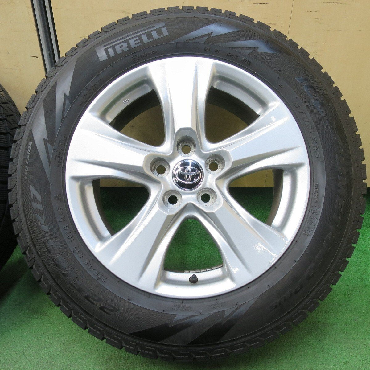 バリ溝!キレイ!8.5分★トヨタ 50系 RAV4 80系 ハリアー 純正 225/65R17 スタッドレス ピレリ アイスアシンメトリコ プラス 17インチ PCD114.3/5H★5031501イス