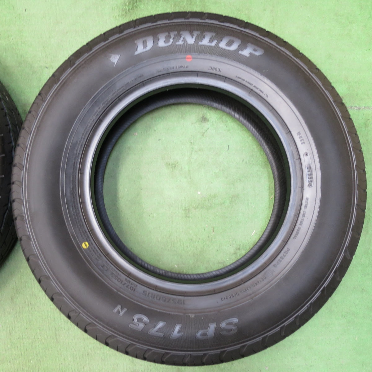 新車外し!25年★195/80R15 107/105S ダンロップ SP175N タイヤ 15インチ ハイエース キャラバン 等★5042904イノタ