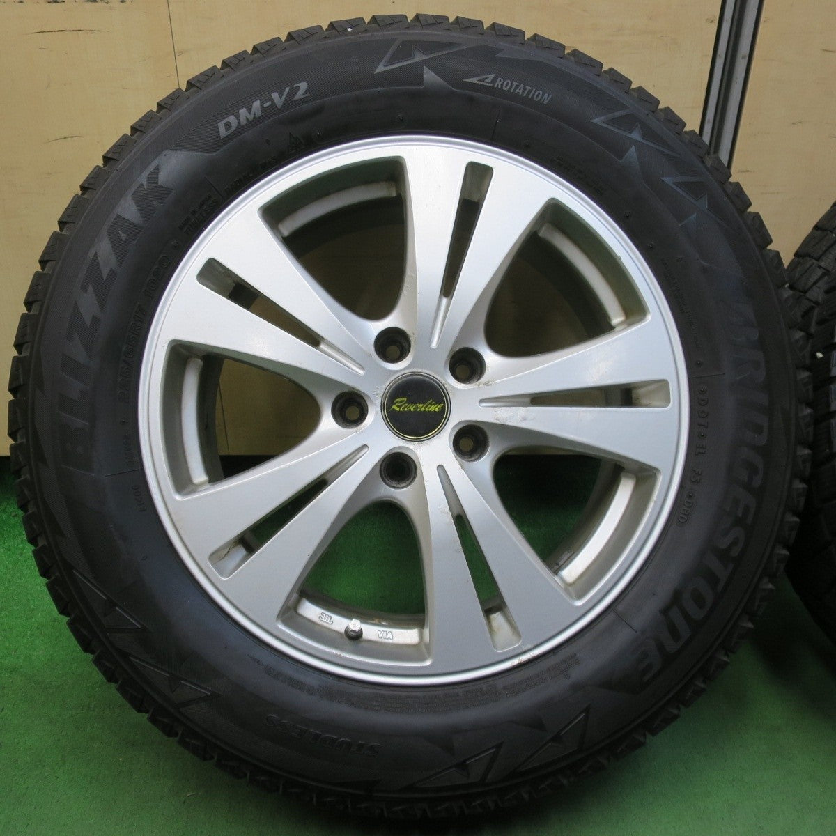 4本価格★スタッドレス 225/65R17 ブリヂストン ブリザック DM-V2 Reverline リバーライン 17インチ PCD114.3/5H★5032601イス