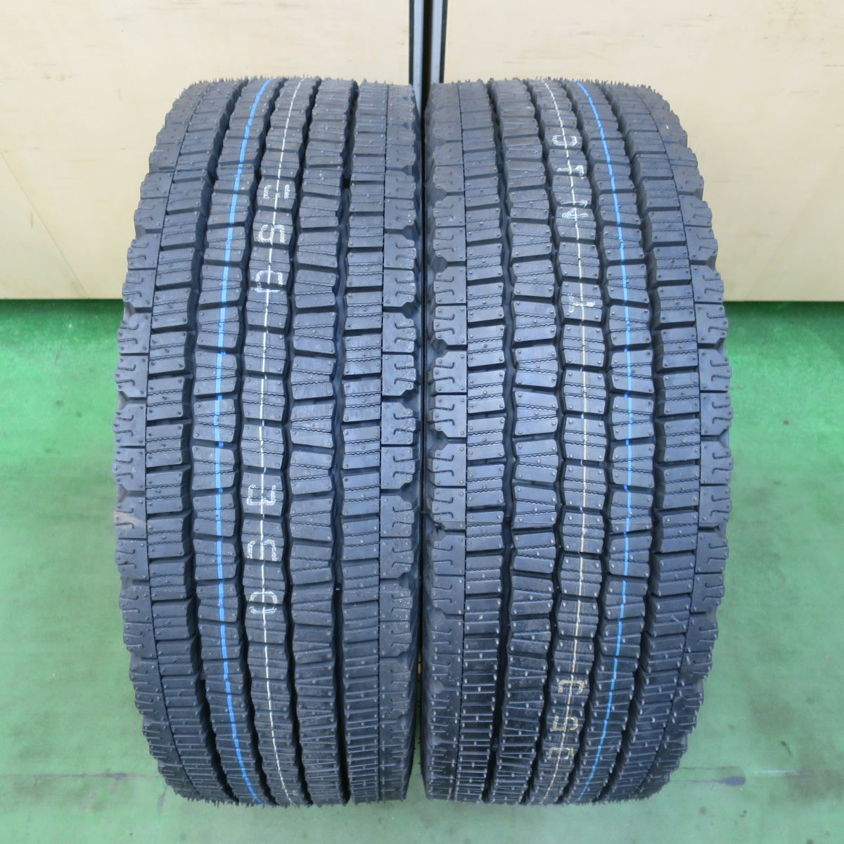 未使用!25年!2本★トラック タイヤ 245/70R19.5 136/134J スタッドレス ダンロップ デクテス SP081 DECTES 19.5インチ★5122203イスタ
