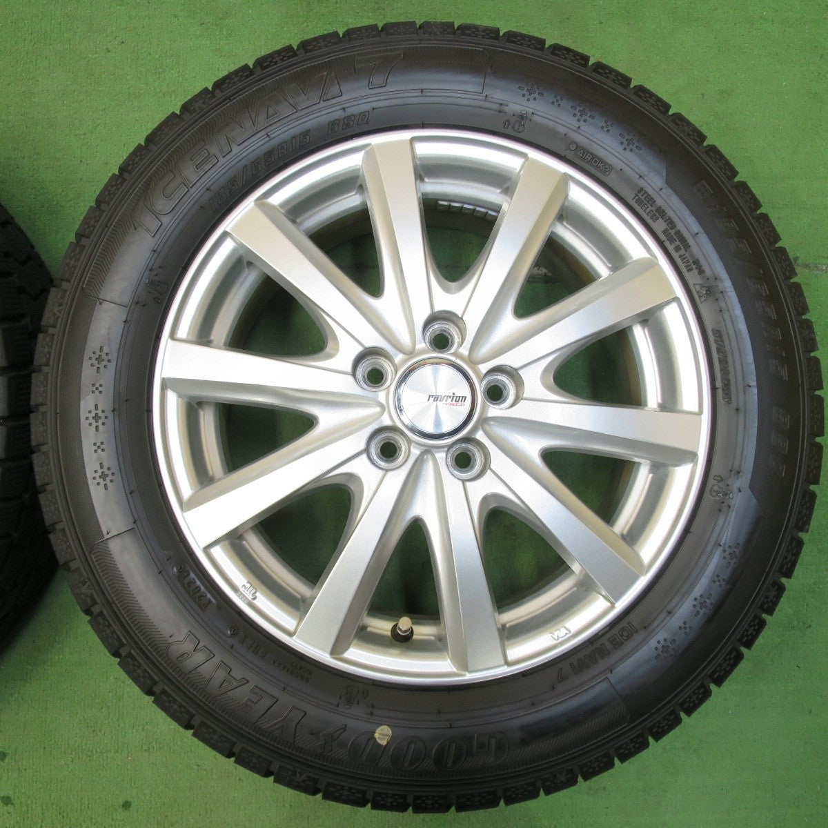 バリ溝!21年!キレイ!ほぼ10分★シエンタ 等 185/65R15 スタッドレス グッドイヤー アイスナビ7 ravrion RS01 ラブリオン 15インチ PCD100/5H★5012004イス